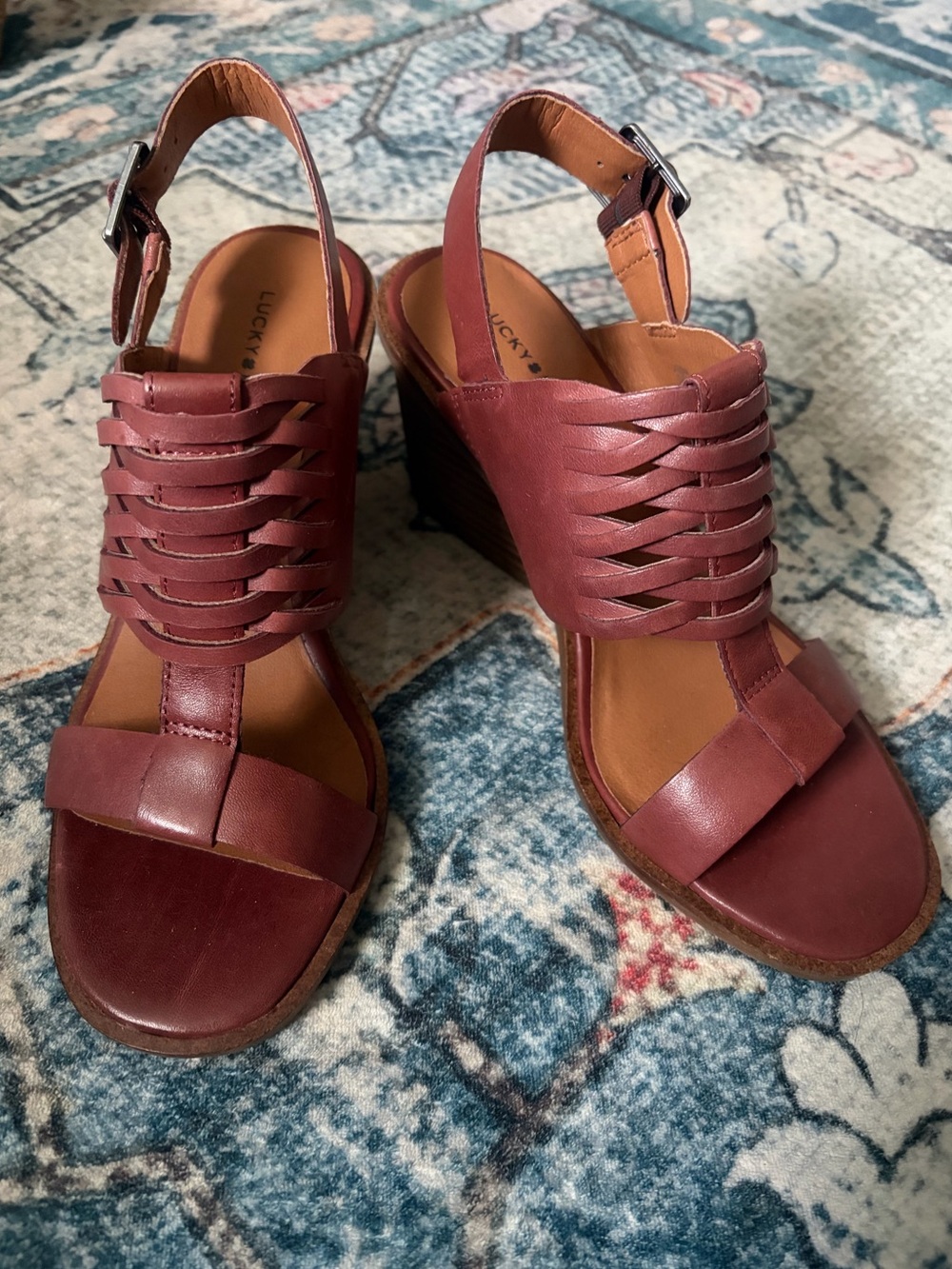 Lucky Brand Lemia wedge sandals 6.5 — Burgundy